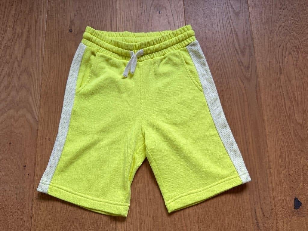 Korte broek neon geel Benetton maat 122, Kinderen en Baby's, Kinderkleding | Maat 122, Zo goed als nieuw, Ophalen, Broek, Jongen