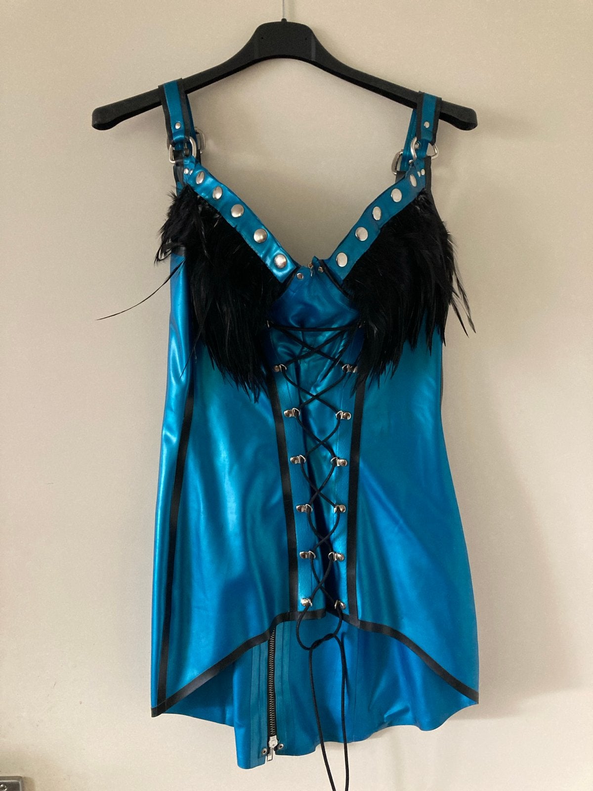 Turquoise latex jurk met zwarte  veren en vetersluiting, Blauw, Ophalen of Verzenden, Maat 36 (S), Gedragen