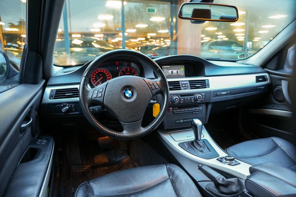 BMW 3-serie 320i Business Line Clima Navi PDC Automaat! Leer, Auto's, Automaat, Euro 5, 4 cilinders, Zwart