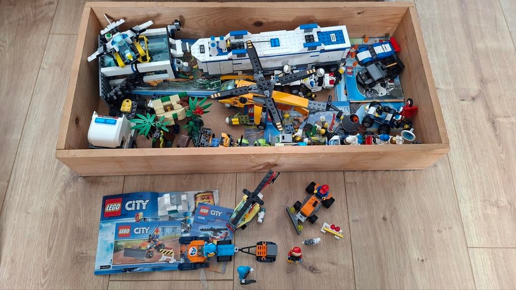Grote bak met lego autootjes etc., Lego, Ophalen of Verzenden, Inclusief minifiguren, Complete set