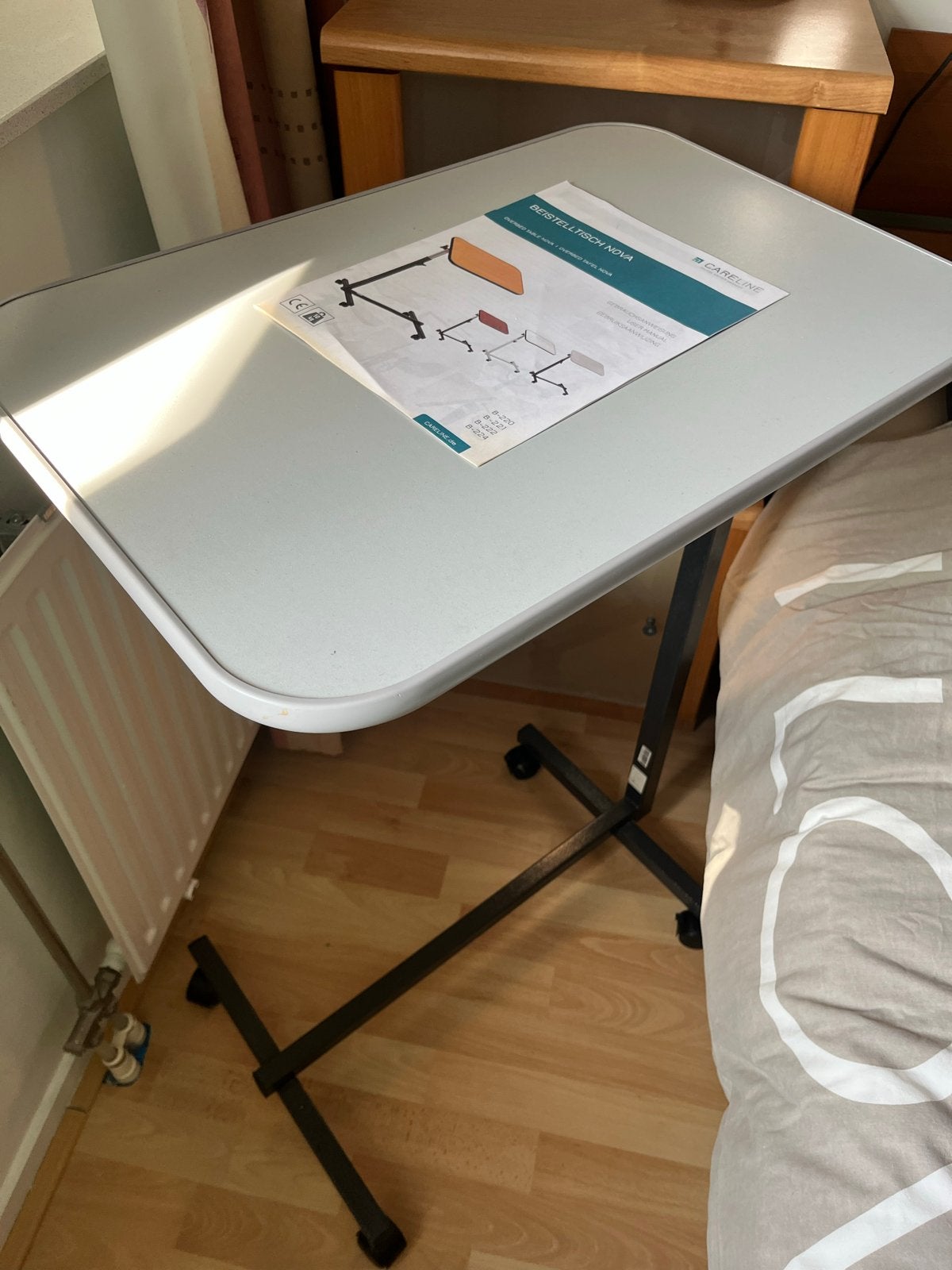 Nova bedtafel, licht grijs, Diversen, Verpleegmiddelen, Ophalen, Zo goed als nieuw