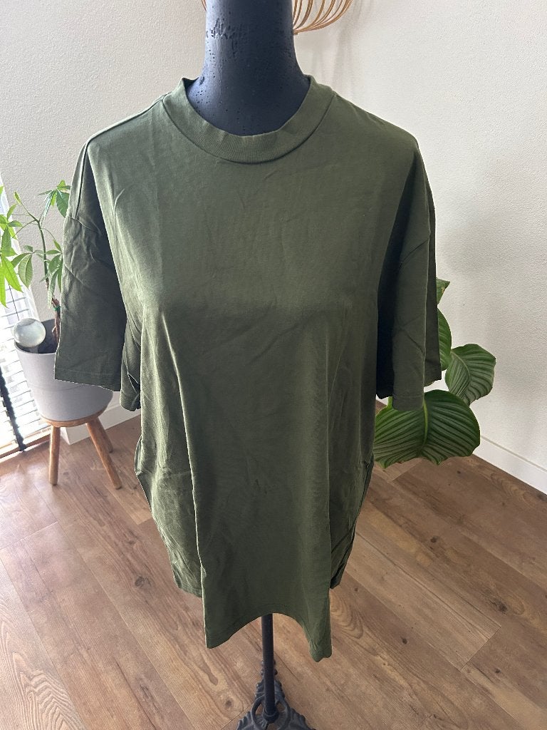 Weekday olijfgroen t-shirt oversized mt M z.g.a.n., Maat 48/50 (M), Ophalen of Verzenden, Zo goed als nieuw, Weekday