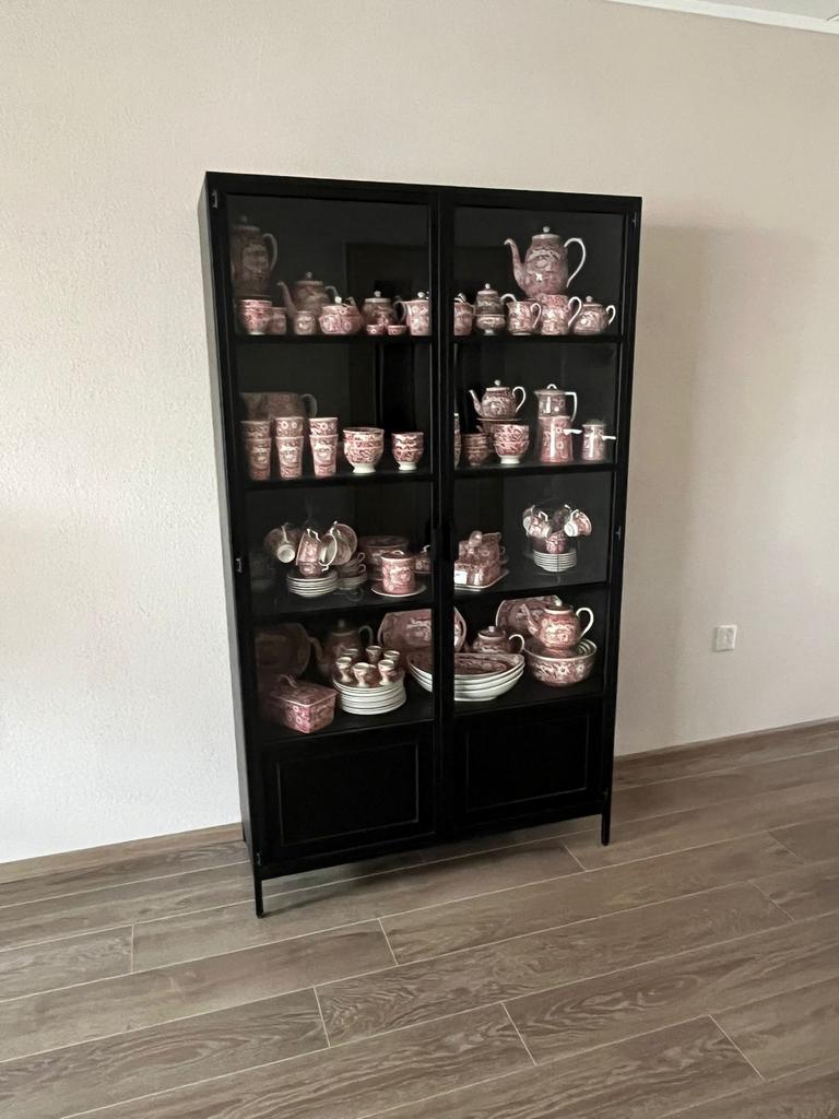 Zwarte vitrinekast met glazen deuren, Huis en Inrichting, Ophalen, 100 tot 150 cm, Zo goed als nieuw, Metaal
