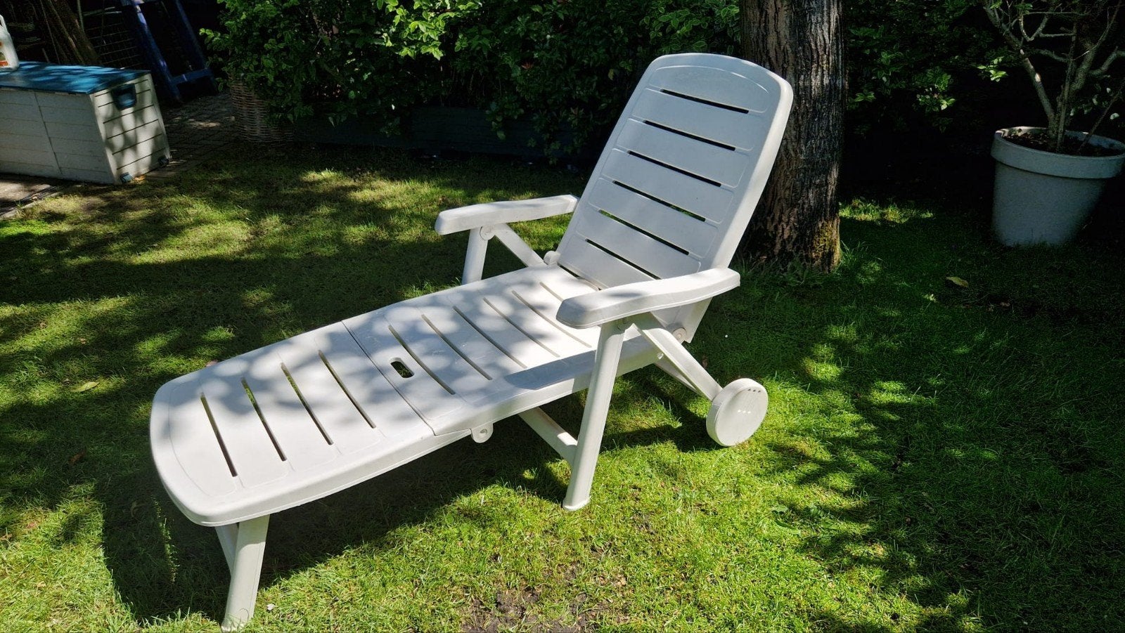 Kunststof ligbed voor in de zon in de tuin., Ophalen, Gebruikt, Kunststof