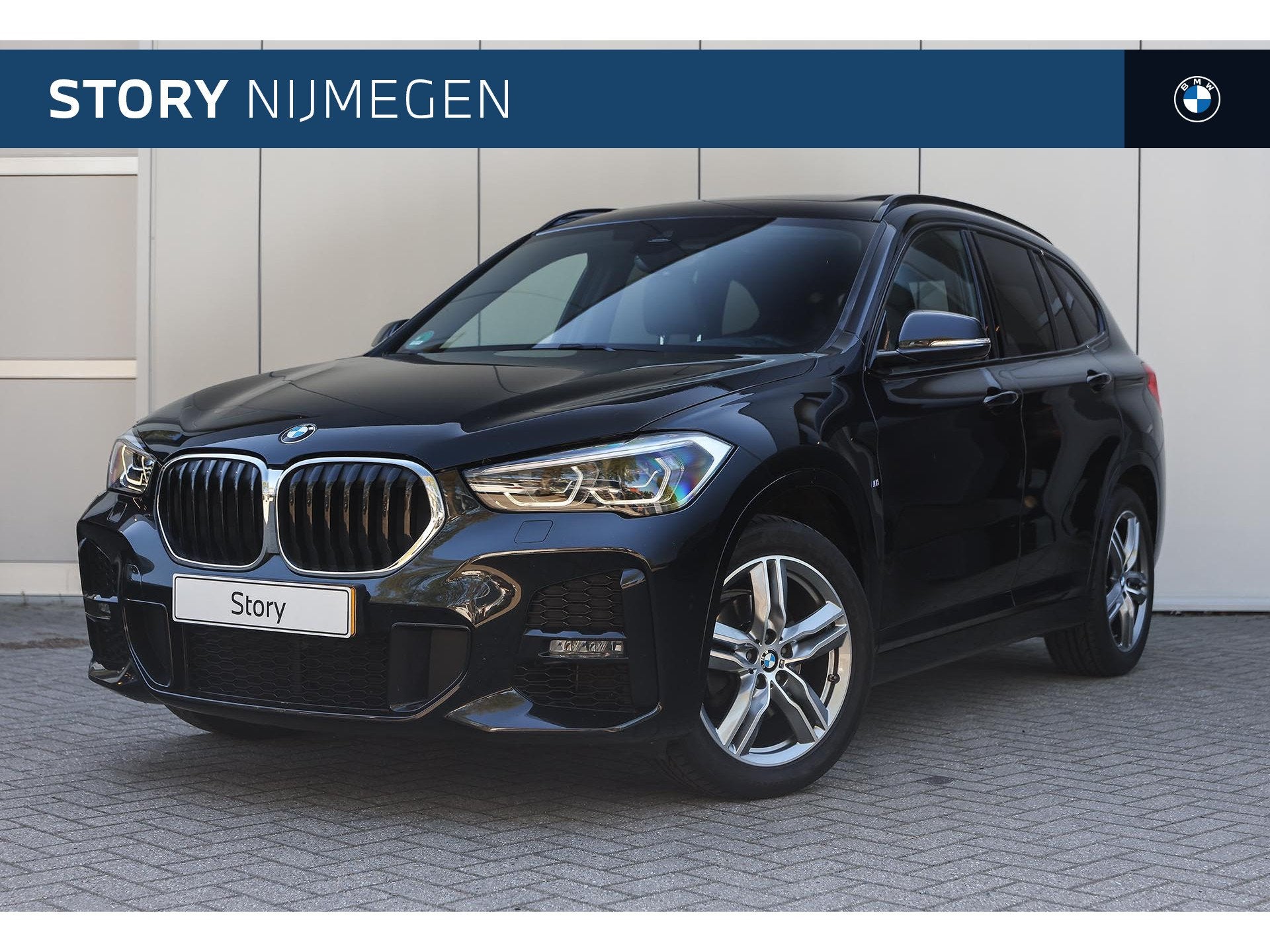 BMW X1 sDrive18i High Executive M Sport Automaat / Panoramad, Auto's, BMW, 12 maanden, Stof, Gebruikt, Zwart