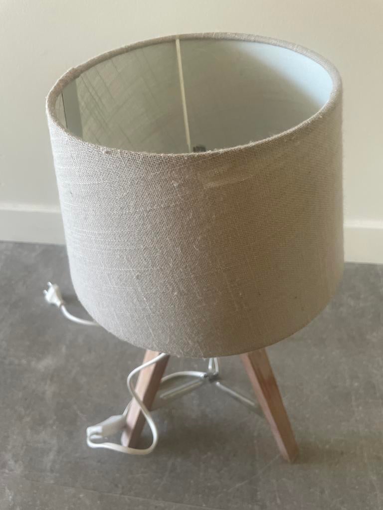 Tafellamp met stoffen kap en houten driepoot, Ophalen, Gebruikt, Hout, Minder dan 50 cm