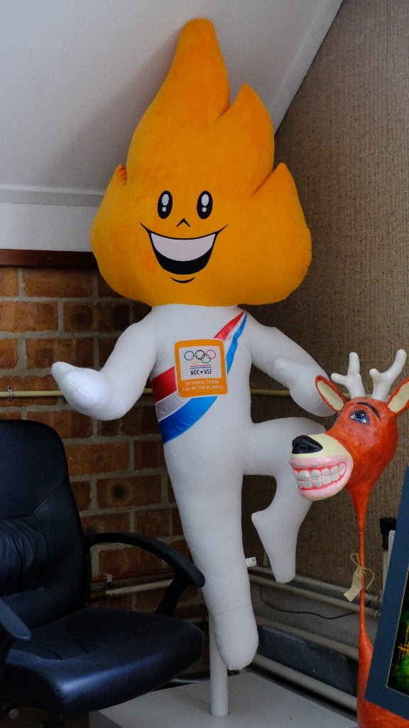 Standbeeld-Mascotte Tjemp op voetstuk, Ophalen, Gebruikt, Fantasy
