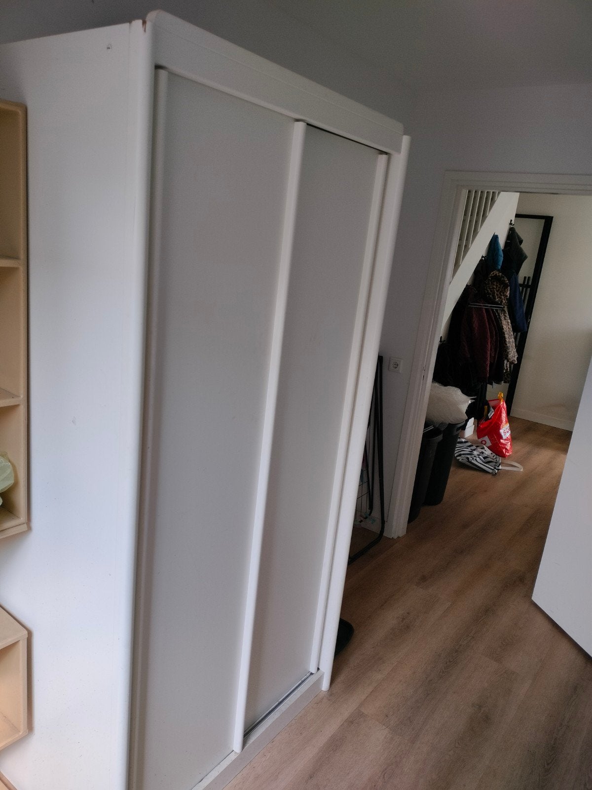 Witte kledingkast met schuifdeuren en planken, Ophalen, Met deur(en), Gebruikt, 100 tot 150 cm
