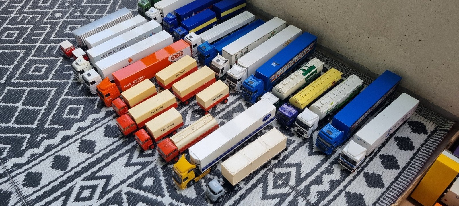 25 stuks modelen te koop, Hobby en Vrije tijd, Modelauto's | 1:50, Ophalen, Gebruikt, Bus of Vrachtwagen, Lion Toys