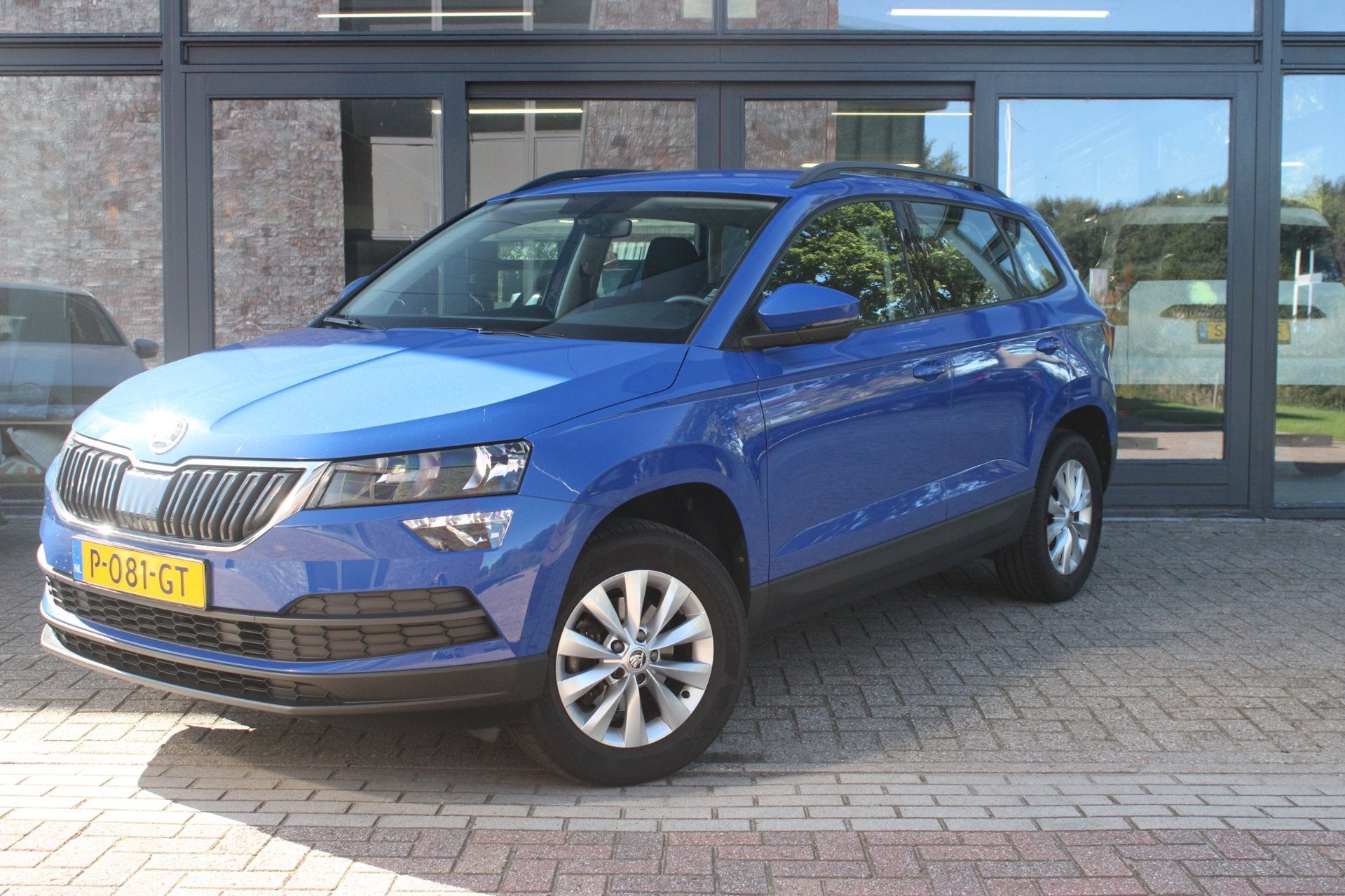 Skoda Karoq 1.0 TSI Business Edition, Auto's, Gebruikt, Blauw, Leder en Stof, Handgeschakeld
