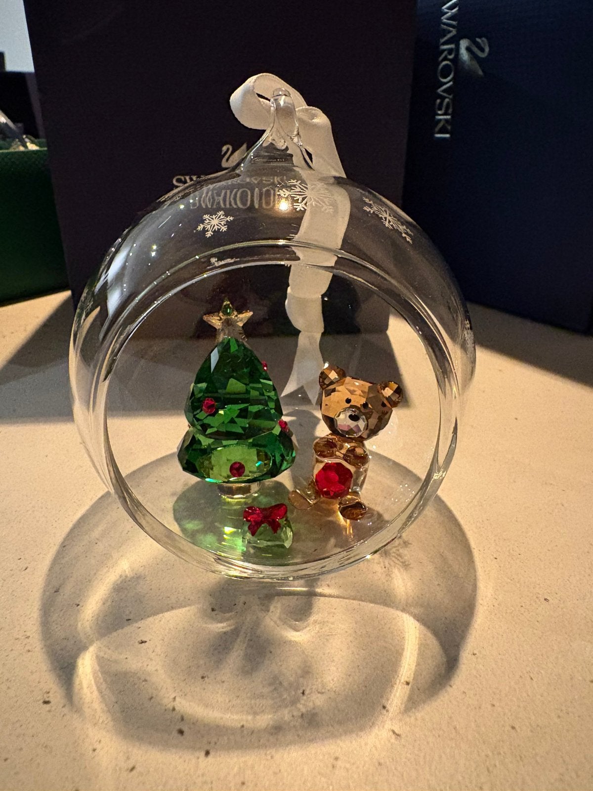 Swarovski kerstbal met beer en boom, Verzamelen, Ophalen of Verzenden, Zo goed als nieuw, Figuurtje
