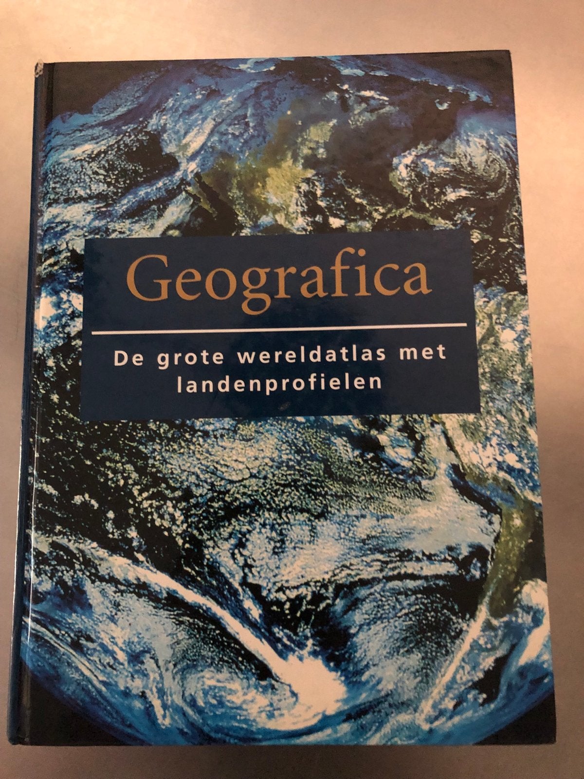 Geografica: De Grote Wereldatlas met Landenprofielen, Boeken, Overige atlassen, 2000 tot heden, Ophalen of Verzenden, Zo goed als nieuw