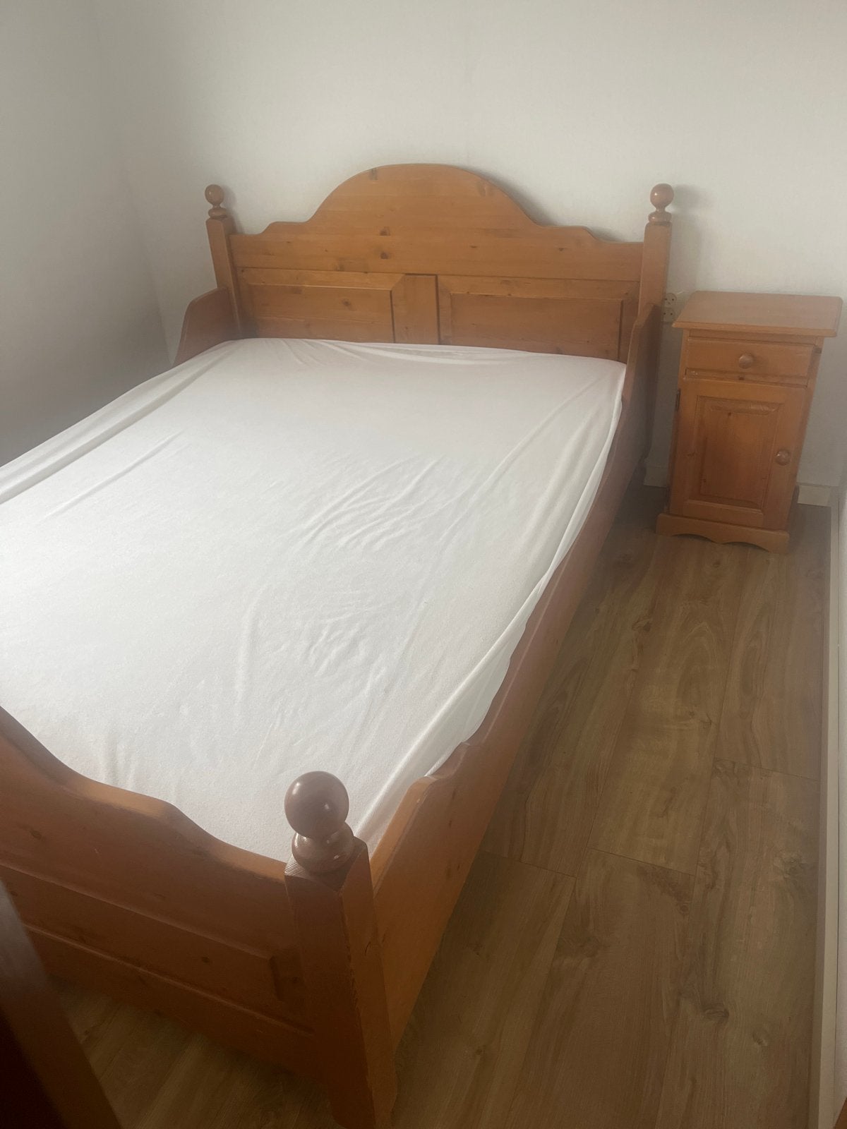 Massief grenen bed 140x200 met matras en nachtkastje, Ophalen, Gebruikt, Bruin, Tweepersoons