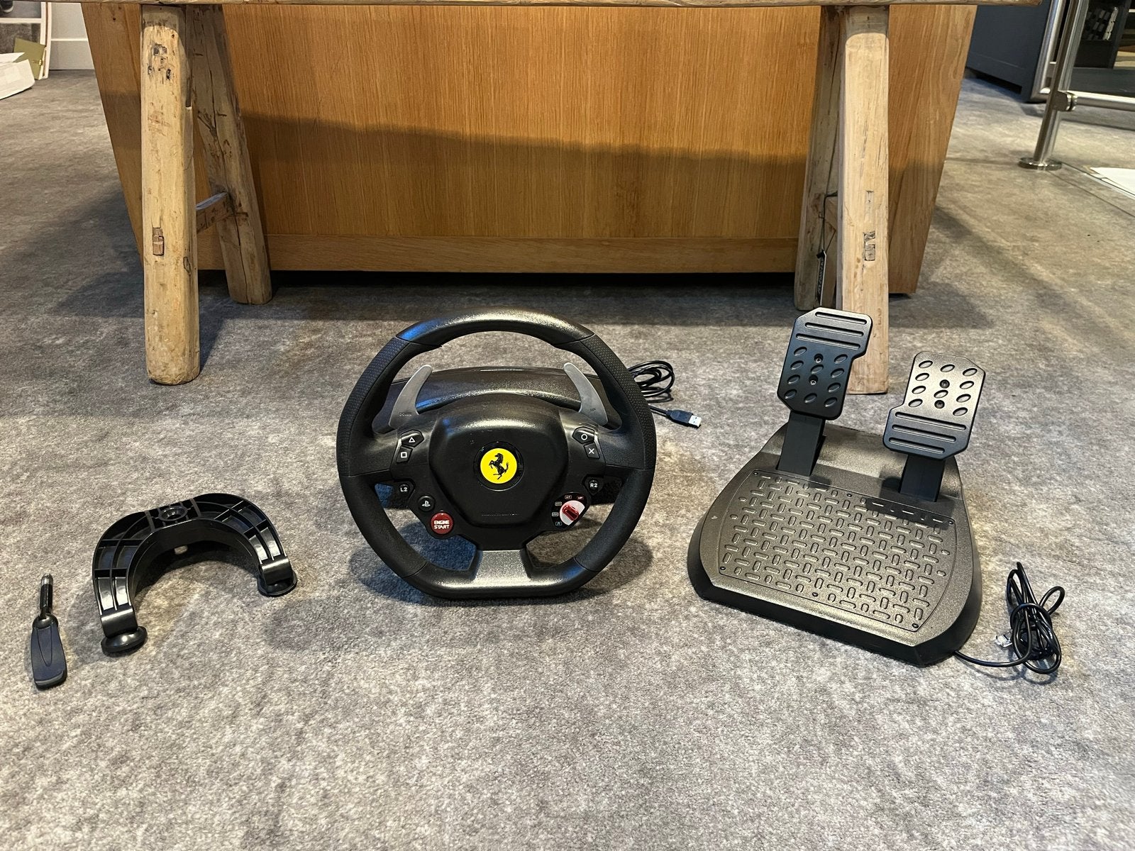 Thrustmaster Ferrari Racing Wheel met pedalen, Racestuur, Gebruikt, Thrustmaster, PlayStation