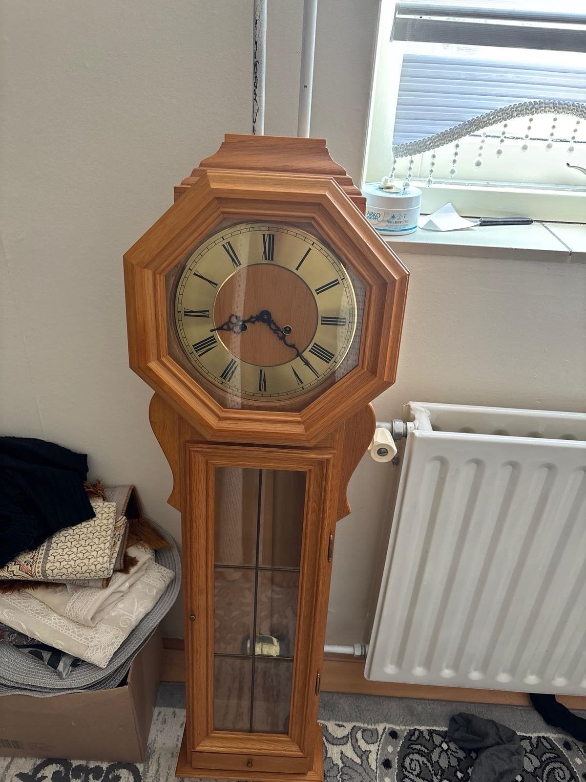Klassieke staande klok van hout met messing wijzerplaat, Antiek en Kunst, Ophalen