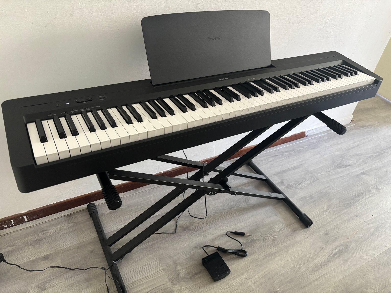 Yamaha P-145 B Digitale Piano met standaard en pedaal, Muziek en Instrumenten, Piano's, Ophalen, Zwart, Digitaal, Zo goed als nieuw