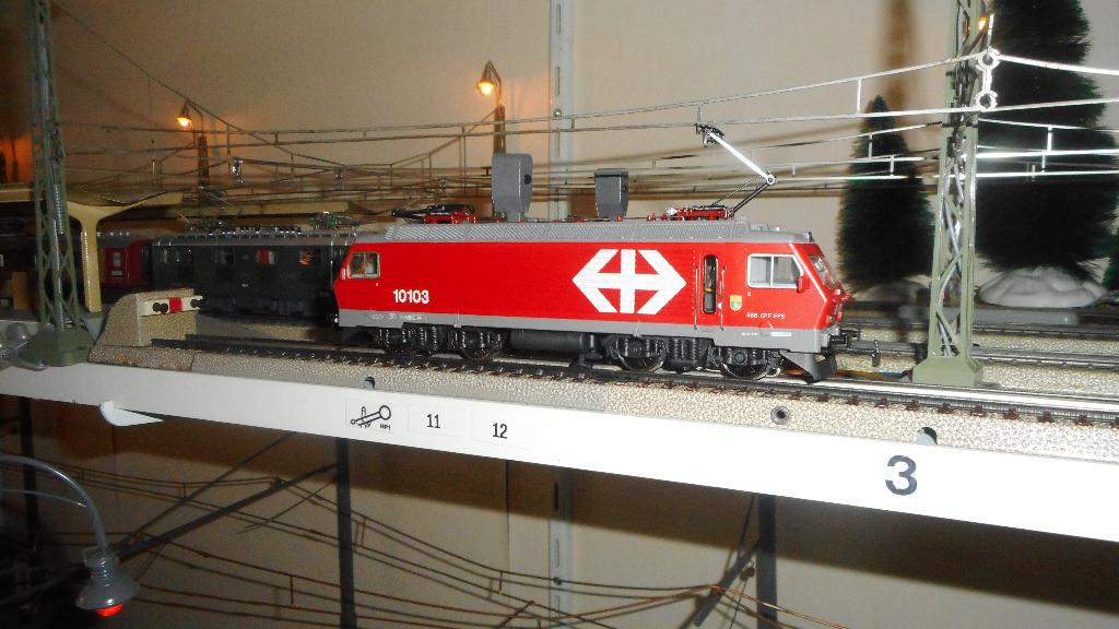 MARKLIN 3328 SBB design metalen loc Re 4/4 IV logo KRUISPIJL, Wisselstroom, Locomotief, Ophalen of Verzenden, Zo goed als nieuw
