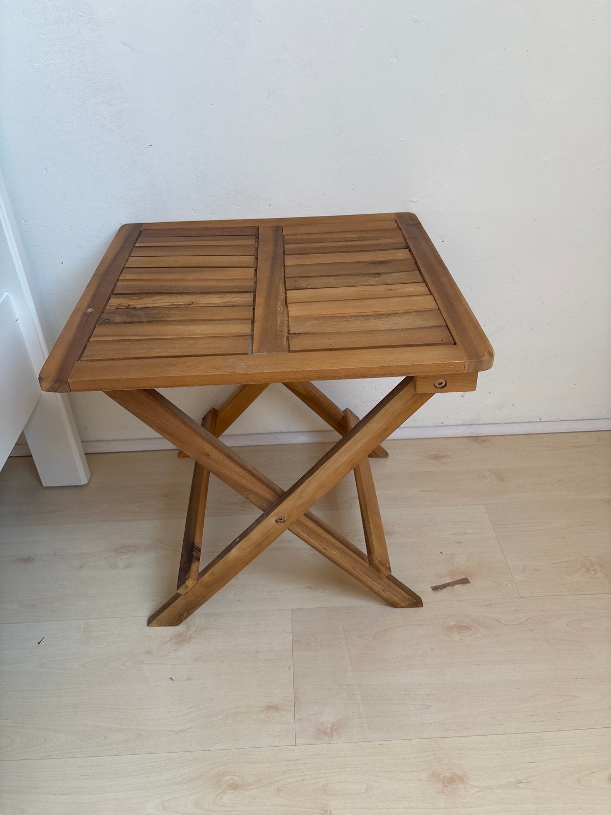 2 pieces Houten inklapbaar bijzettafeltje, Huis en Inrichting, Tafels | Bijzettafels, Minder dan 55 cm, Gebruikt, Vierkant, Hout