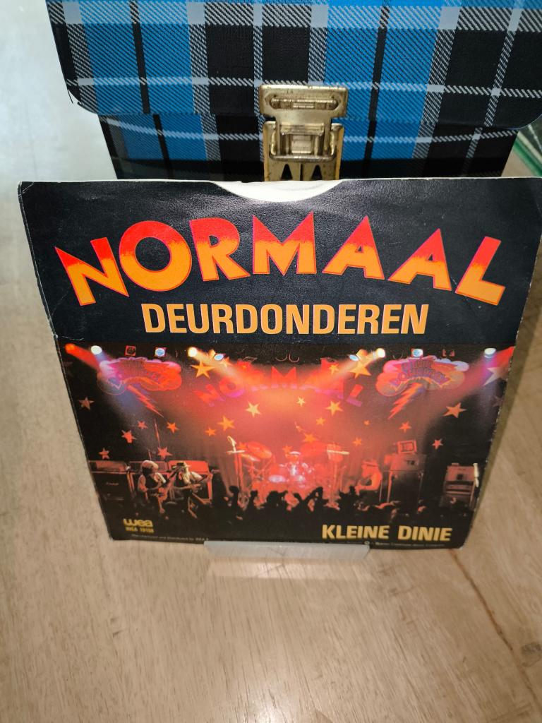 Normaal ‎– Deurdonderen / Kleine Dinie, Gebruikt, 7 inch, Ophalen of Verzenden, Fotohoes