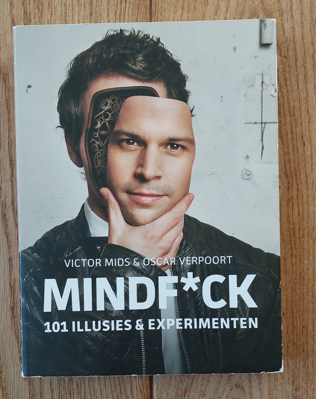 Mindf*ck  Victor Mids, Ophalen of Verzenden, Gelezen, Victor Mids, Tv-serie