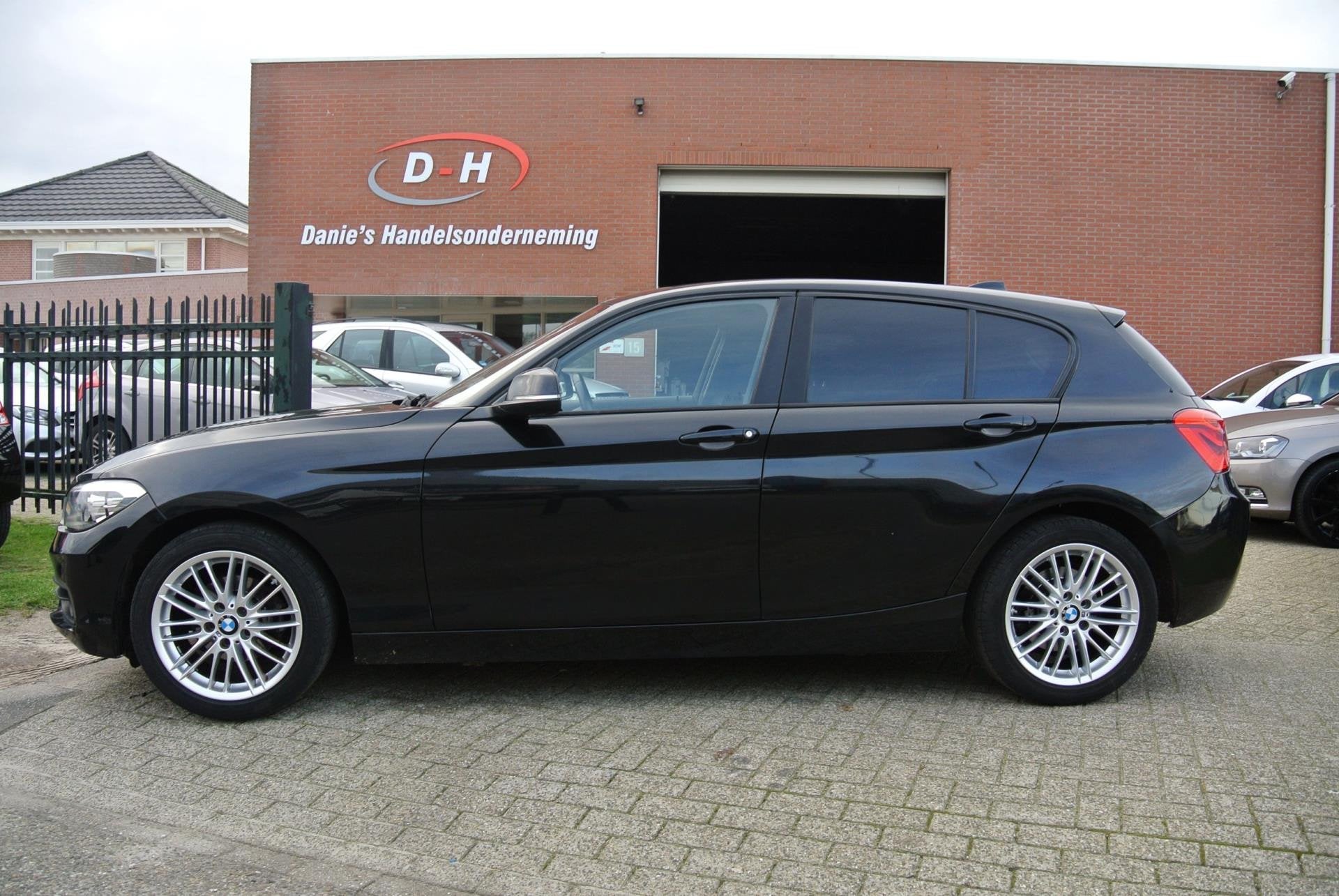 BMW 1-serie 118i EDE Corporate Lease Sport airco automaat in, Auto's, BMW, Gebruikt, Start-stop-systeem, Zwart, Origineel Nederlands