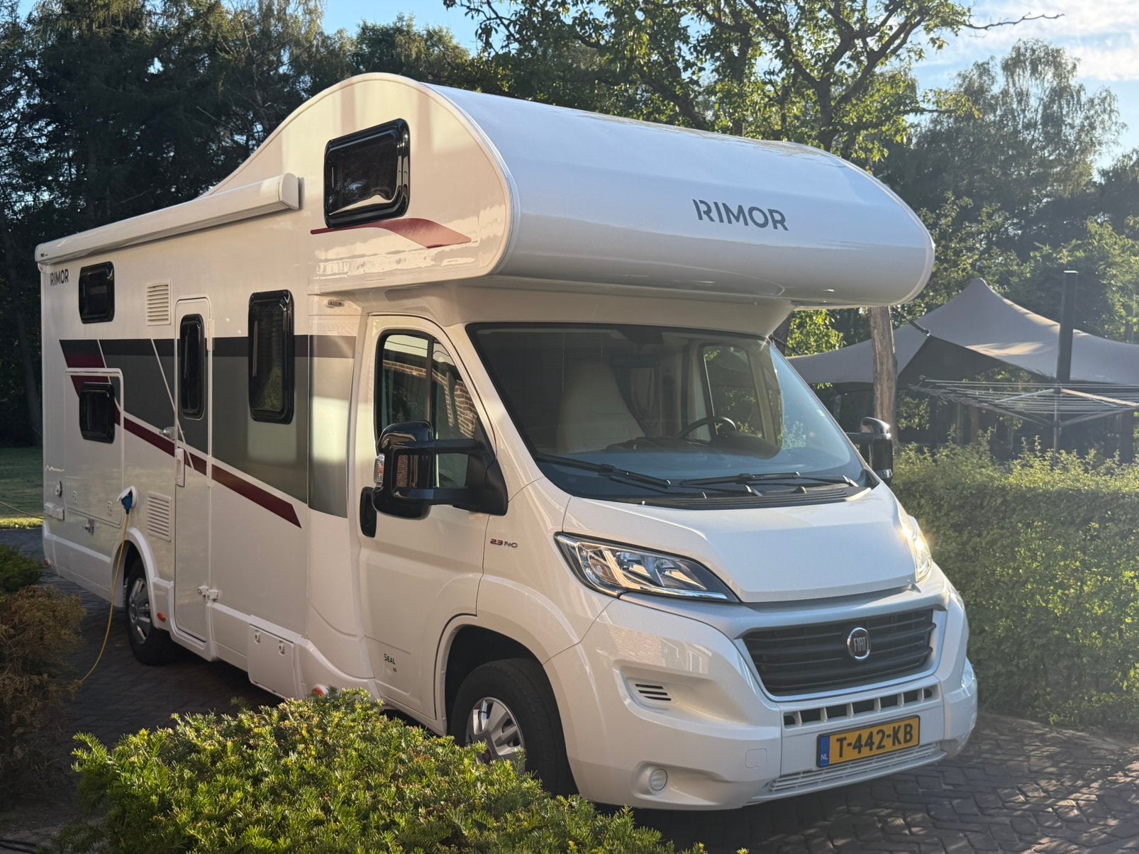 Rimor Seal 50 2022 6-persoons 15.000 km 4 stapelbedden airco, Caravans en Kamperen, Fiat, Luifel, Koelkast, Particulier