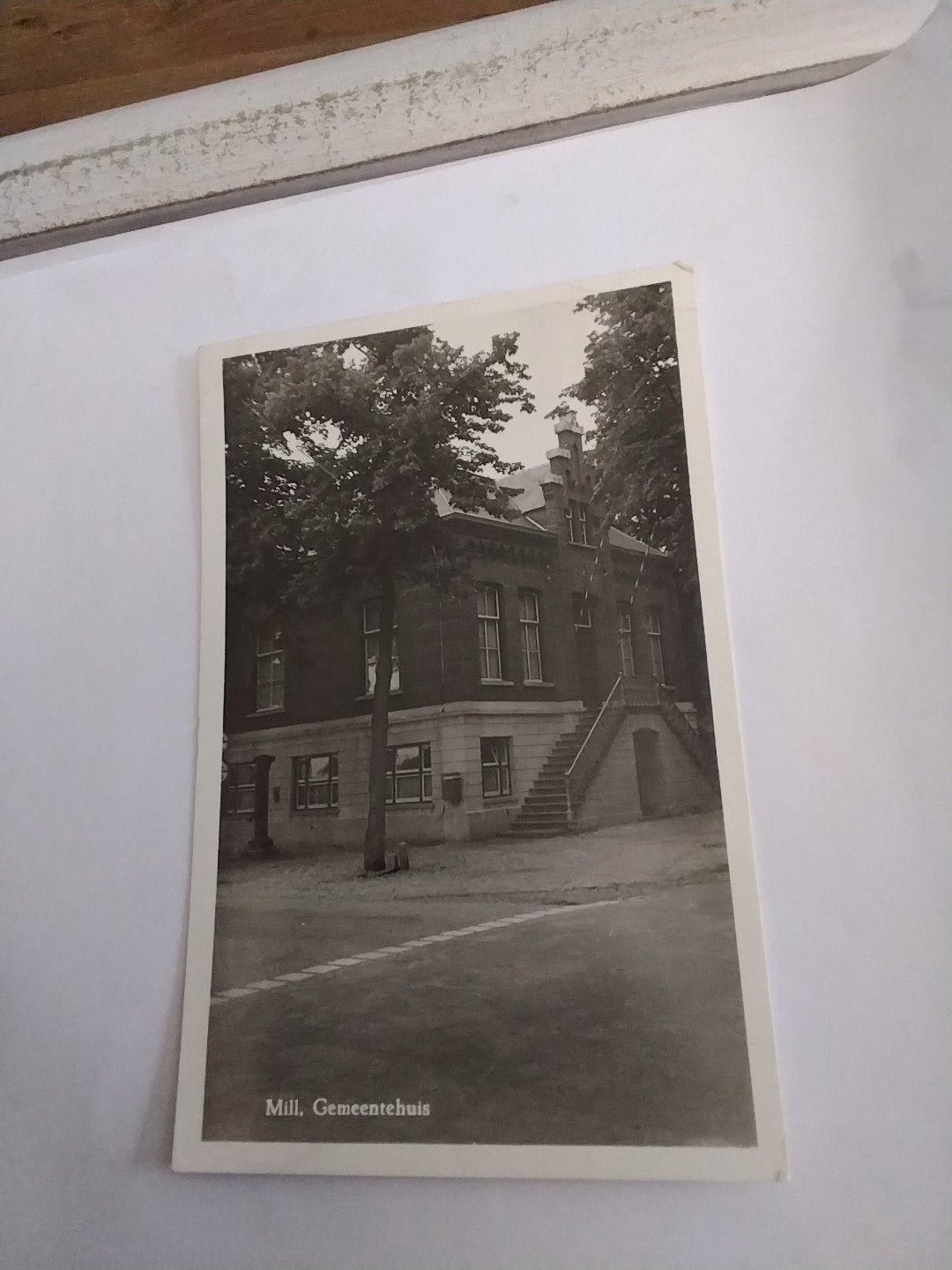 Oude ansichtkaart Mill, Gemeentehuis, Gelopen, Ophalen of Verzenden, 1940 tot 1960