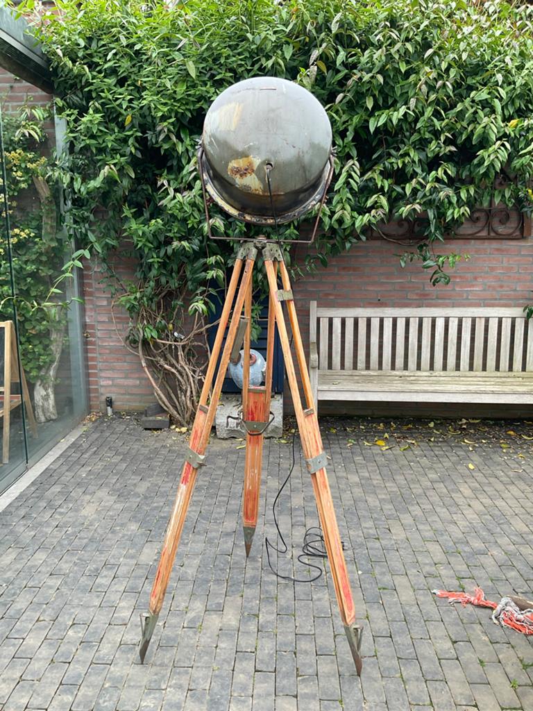 Industriele vintage schijnwerper, Ophalen