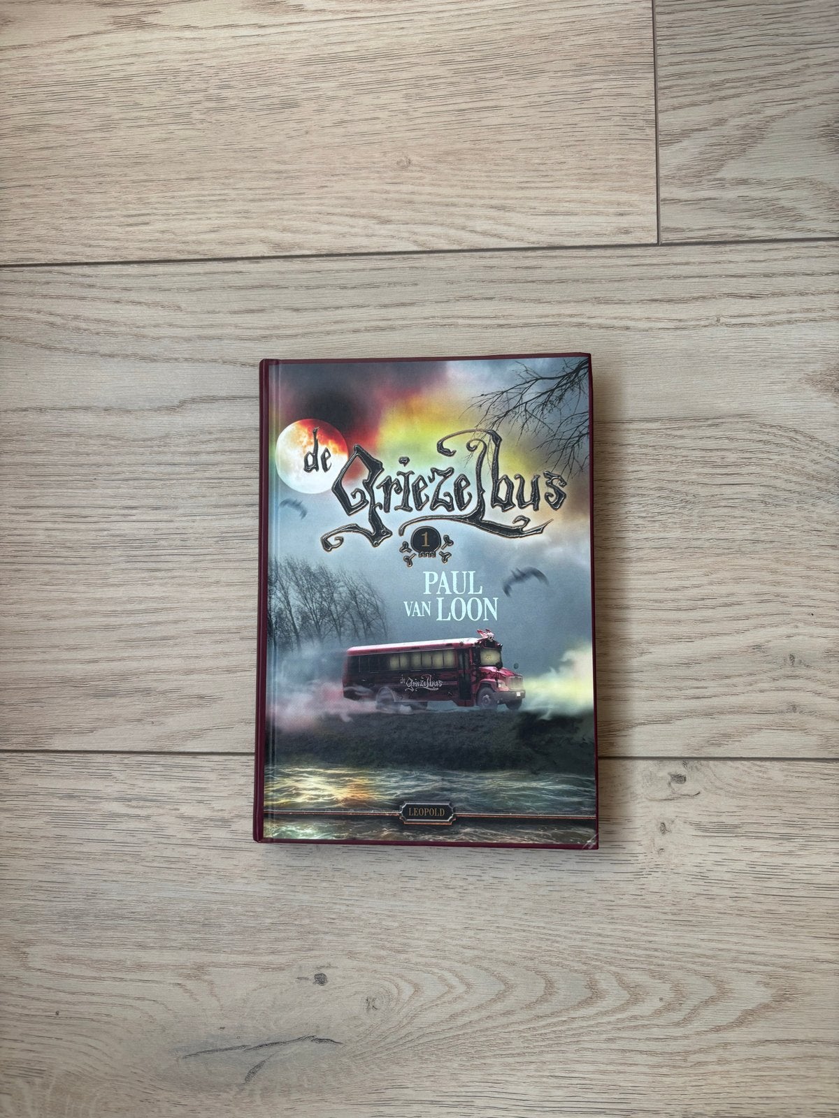 De Griezelbus 1 - Paul van Loon Hardcover, zeer goede staat, Boeken, Ophalen of Verzenden, Zo goed als nieuw, Fictie