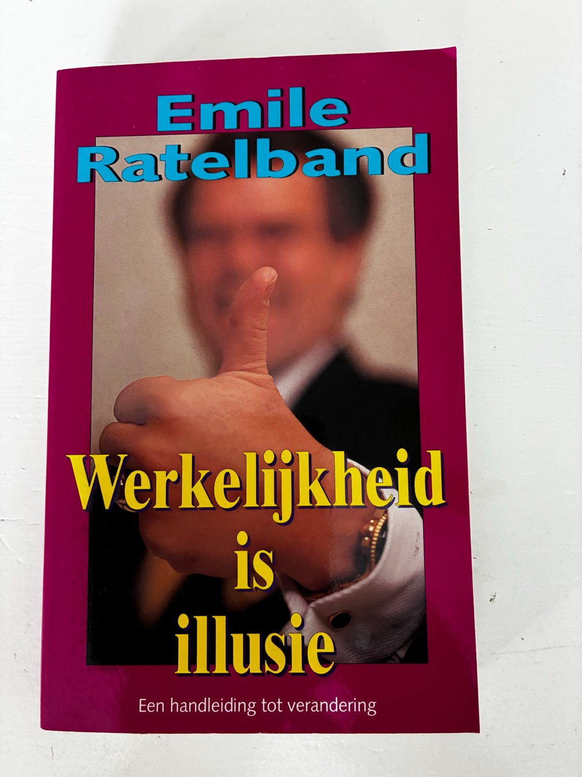 Werkelijkheid is illusie - Emile Ratelband (Boek), Ophalen of Verzenden, Zo goed als nieuw
