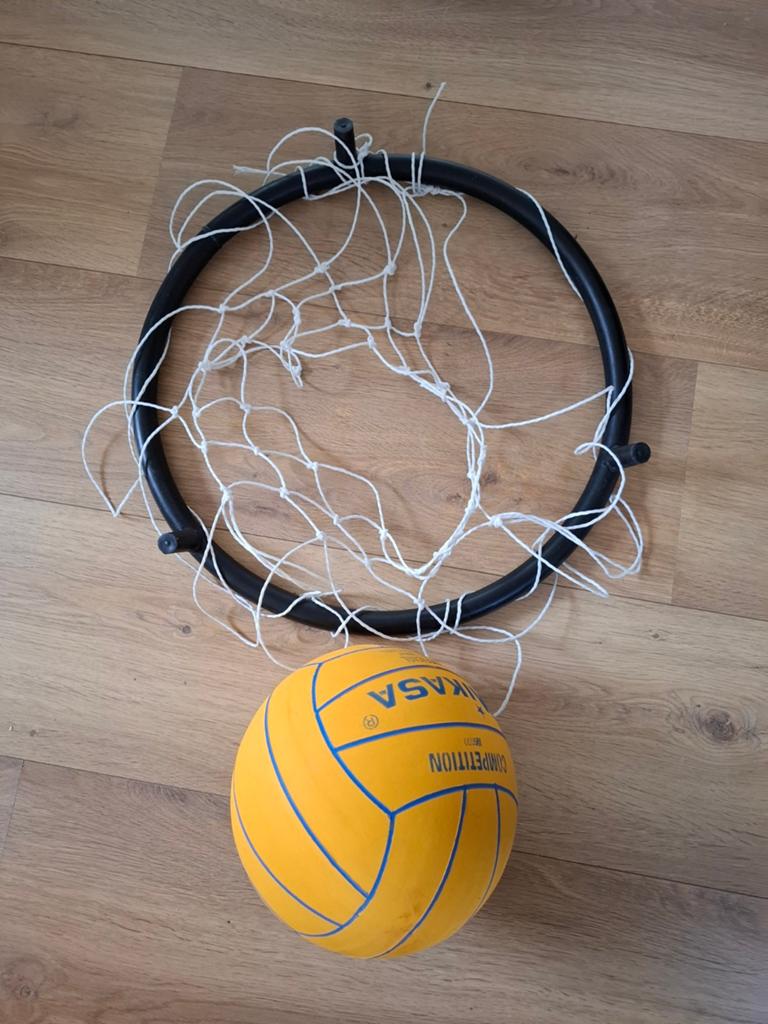 Basketbalring met net en Mikasa waterpolobal, Watersport en Boten, Waterpolo, Gebruikt, Waterpolobal, Ophalen of Verzenden