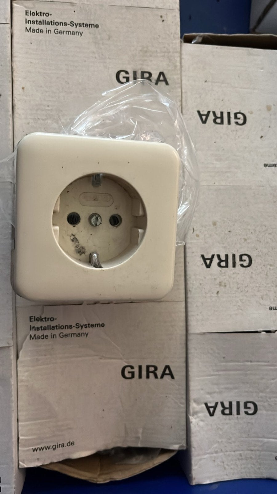 Gira Stopcontacten - Nieuw in Doos. 18 stuks, Ophalen, Nieuw, Stopcontact