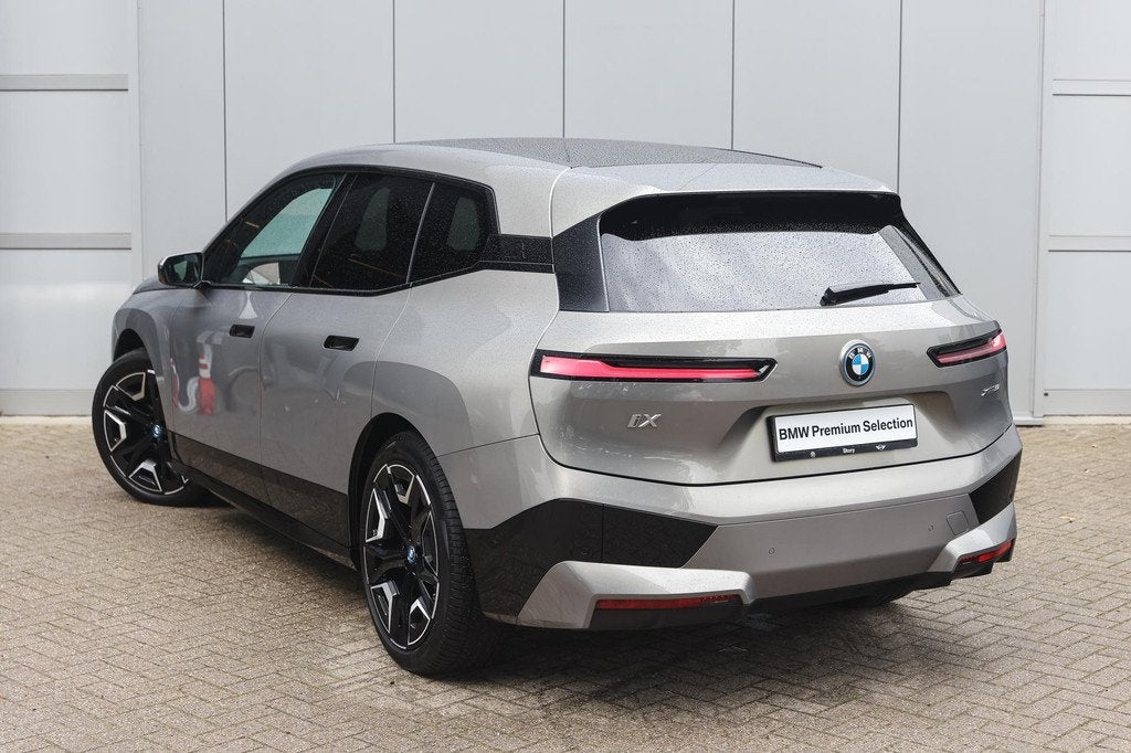 BMW iX xDrive50 High Executive / Trekhaak / Panoramadak Sky, Auto's, BMW, 131 €/maand, 629 km, Gebruikt, Met garantie (alle)