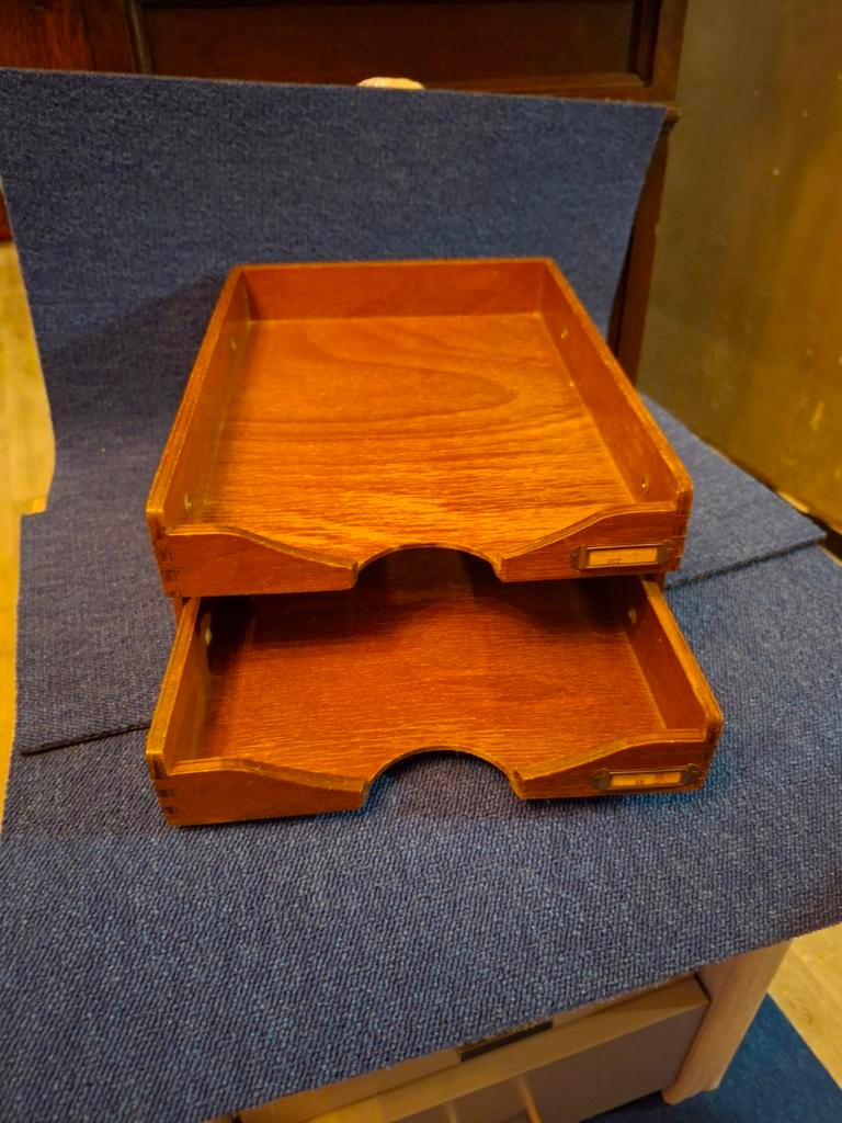 Houten brievenbakje met twee lagen, Ophalen