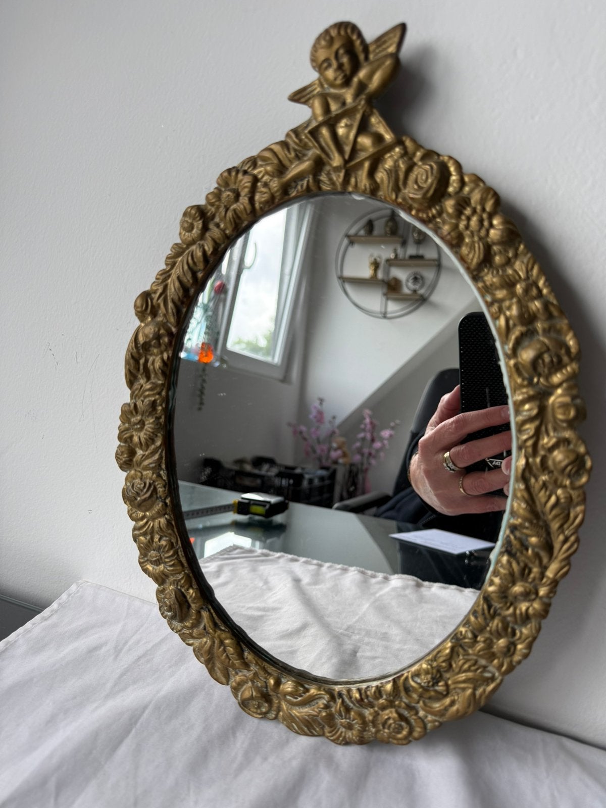 Antieke wandspiegel brons met engeltje, Ophalen of Verzenden, Ovaal, Minder dan 50 cm, Minder dan 100 cm