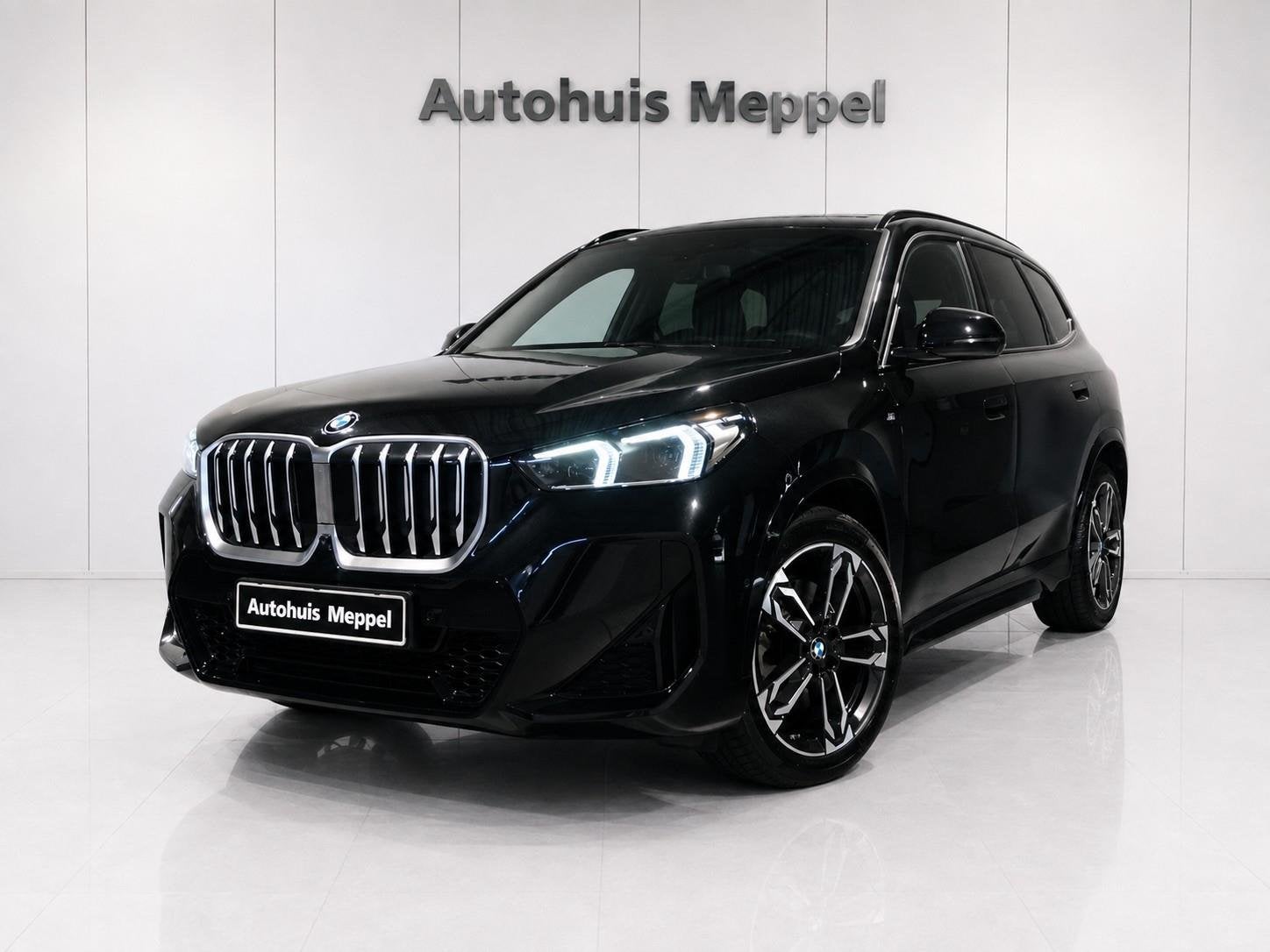 BMW X1 xDrive23i M-Sport*Head-Up*Pano*H/KSound*Driving-Pro*C, Auto's, Gebruikt, Zwart, 4 cilinders, Zwart