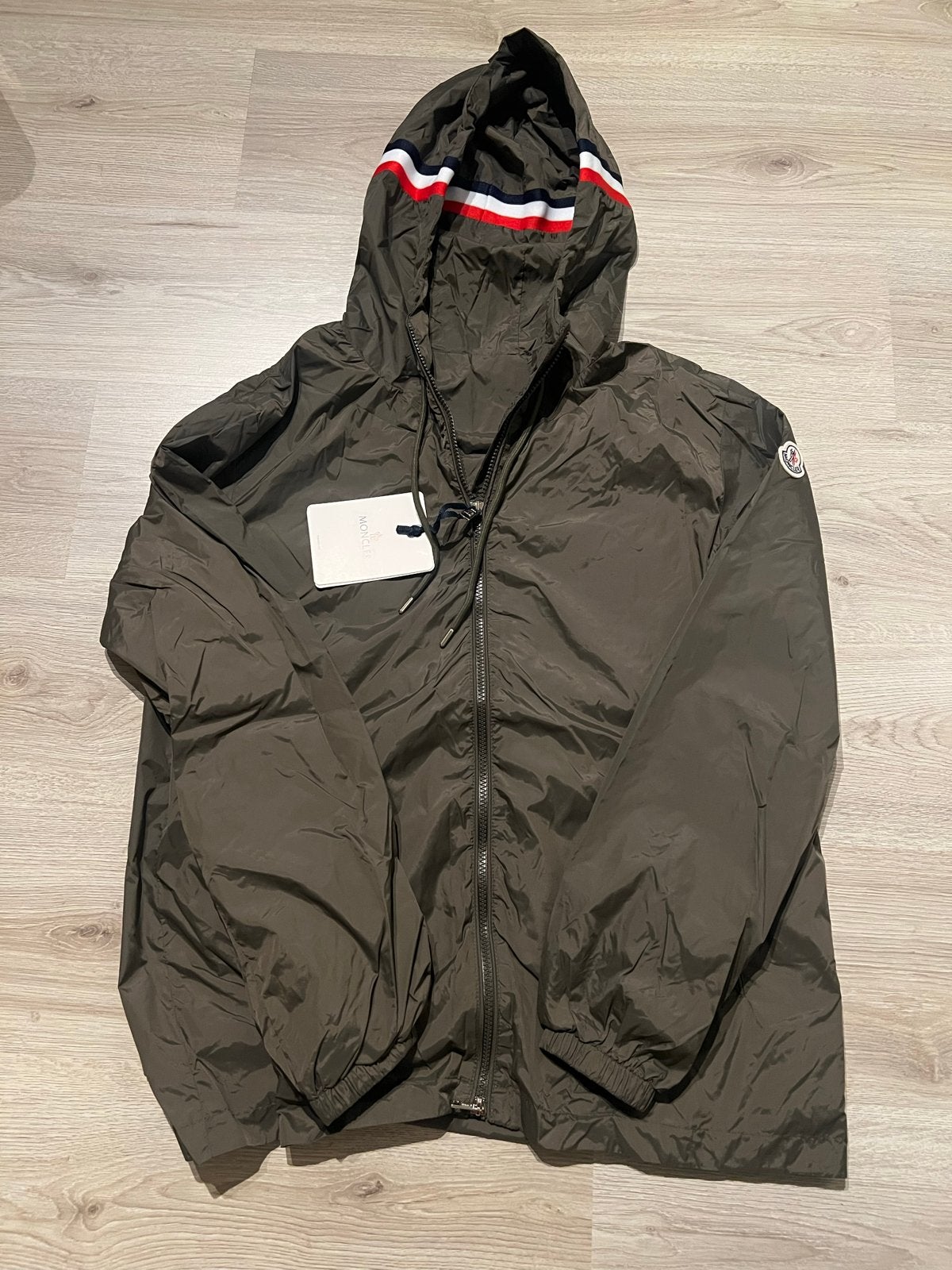Moncler windjack met capuchon - Nieuw met kaartjes, Ophalen of Verzenden, Nieuw, Maat 48/50 (M), Groen