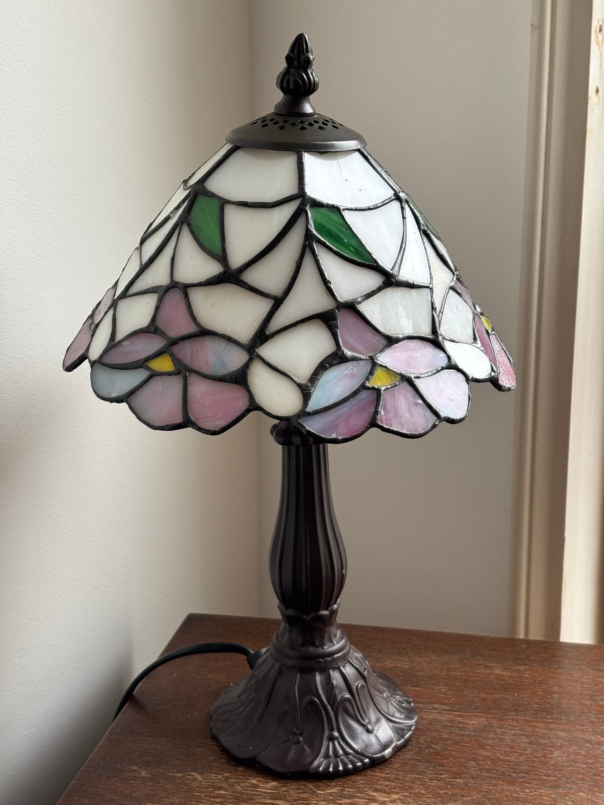 Tiffany tafellamp met bloemmotief, 34cm hoog, Antiek en Kunst, Ophalen of Verzenden