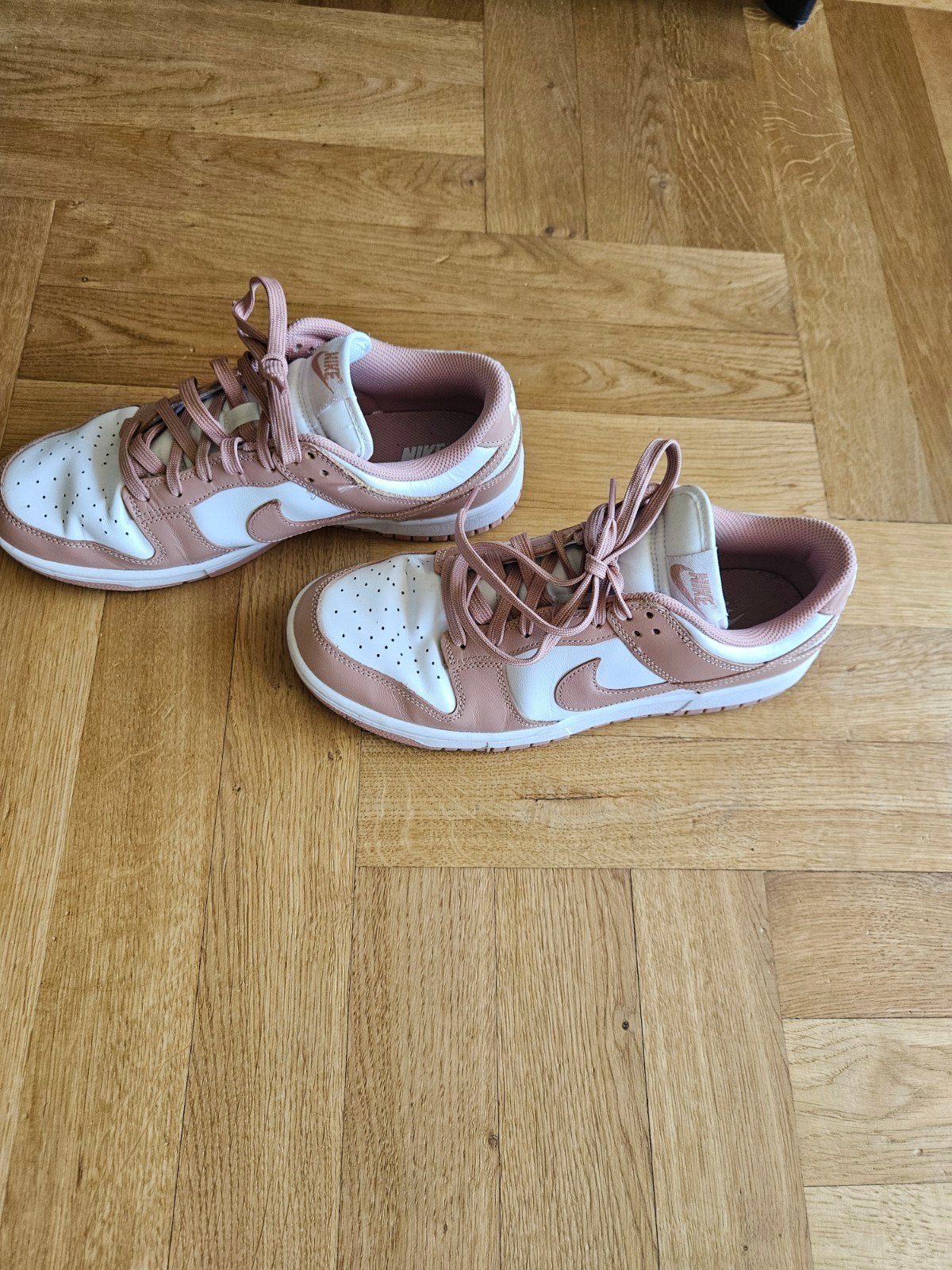 Nike Schoenen Dunk low  maat 42,5 - Zo goed als nieuw, Nike, Ophalen of Verzenden, Roze, Sneakers of Gympen