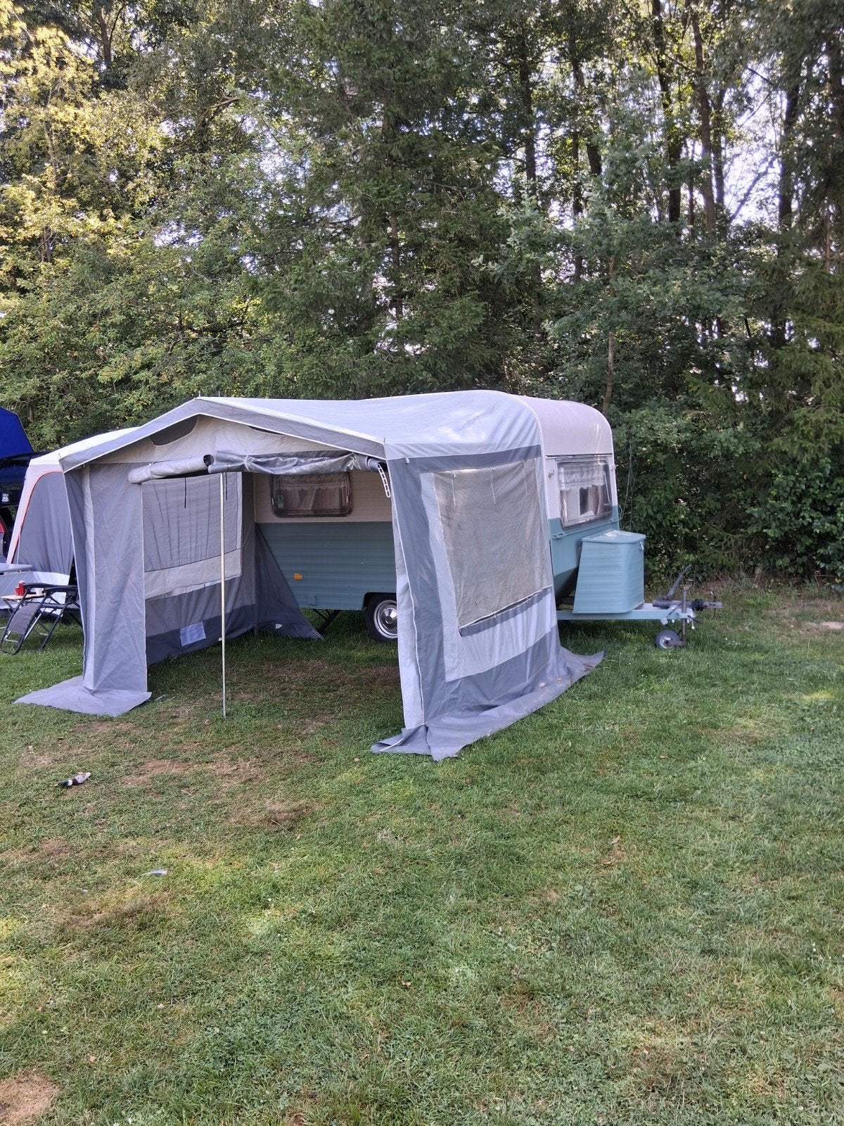 leuke retro caravan met grijze voortent, Caravans en Kamperen, Caravans, Particulier, 500 - 750 kg, Kleine zit, Overige merken