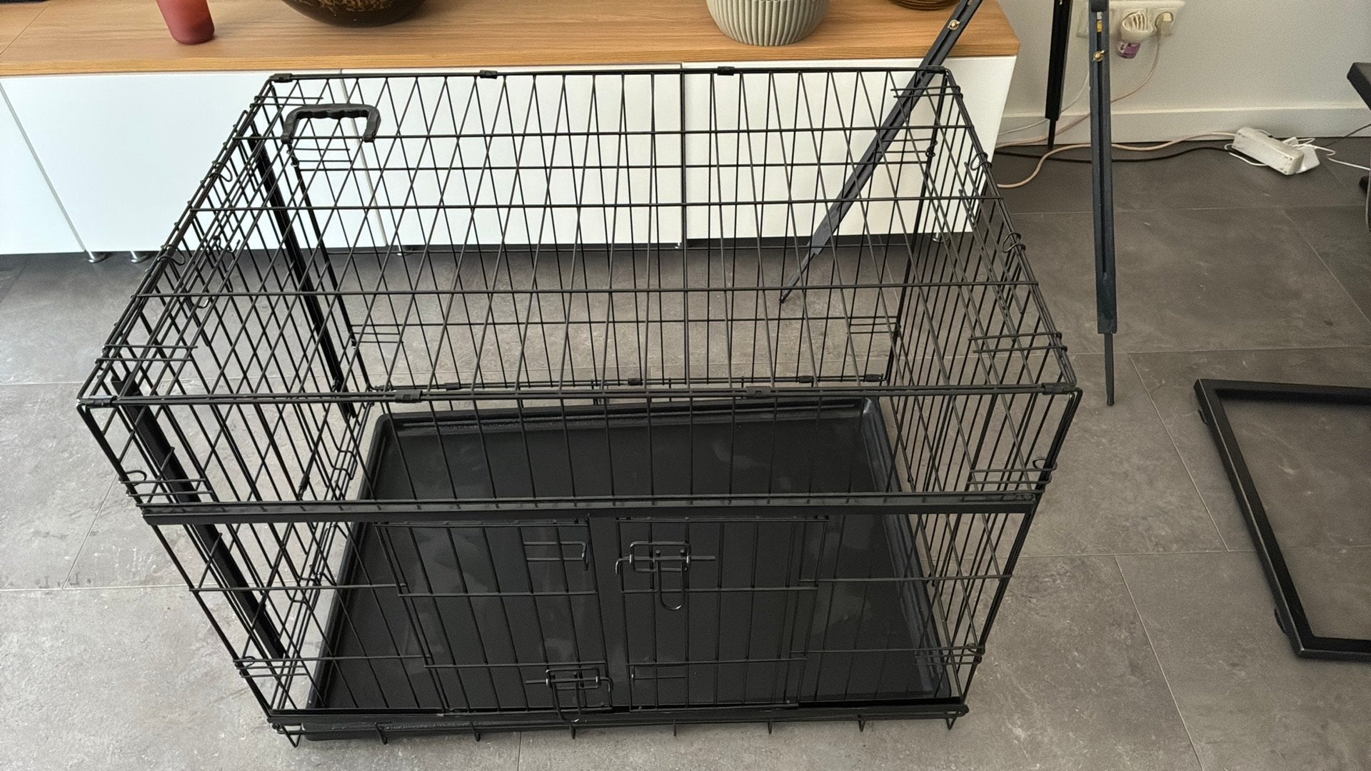 Honden bench met twee schuifdeuren, Dieren en Toebehoren, Hondenhokken, Ophalen, 65 tot 100 cm, Hondenhok, Zo goed als nieuw