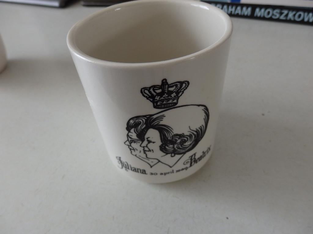Beker met oor Juliana Beatrix 30 april 1980, Ophalen of Verzenden, Nieuw, Servies