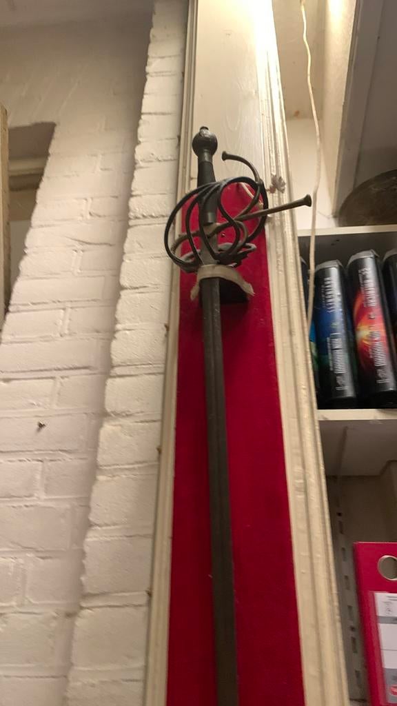 Decoratief zwaard met mandgreep, Ophalen