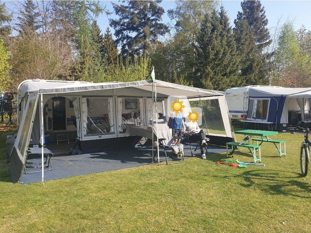 Hobby De Luxe Easy 500 KMFE (2004) - Complete Gezinscaravan, Hobby, Treinzit, Particulier, Kachel