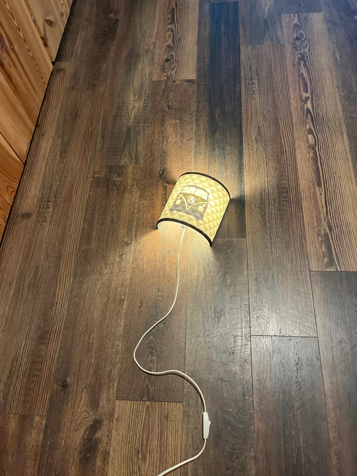 Leuke wandlamp met Volkswagen busje design, Kunststof, Overige fittingen, Ophalen of Verzenden, Zo goed als nieuw