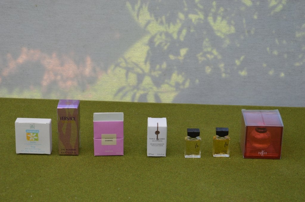 6 mini parfum flesjes met inhoud: Versace Chanel Yves Saint, Ophalen of Verzenden, Nieuw