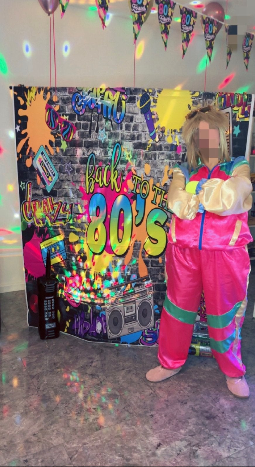 Compleet jaren 80 feestpakket – outfit, pruik & decoratie, Ophalen of Verzenden, Zo goed als nieuw, Feestartikel, Overige