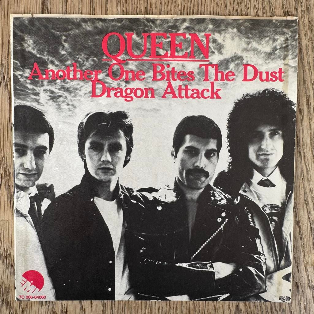 Queen Another One Bites The Dust 7” vinyl single Zweden 1984, Cd's en Dvd's, Vinyl Singles, Ophalen of Verzenden, Gebruikt, Pop