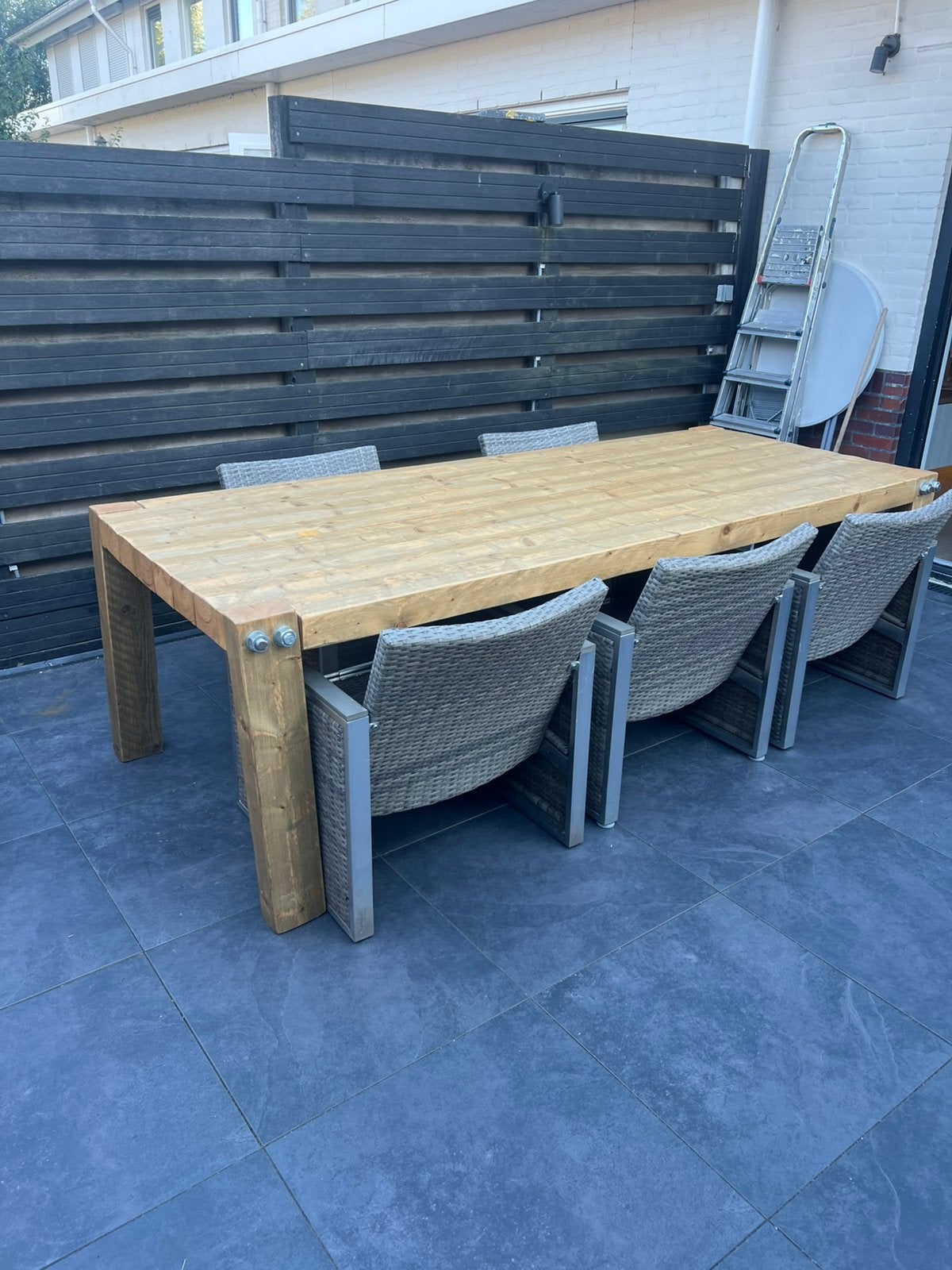 Massief houten buitentafel met 5 rotan stoelen., Ophalen of Verzenden, Zo goed als nieuw, Vierkant, Hout