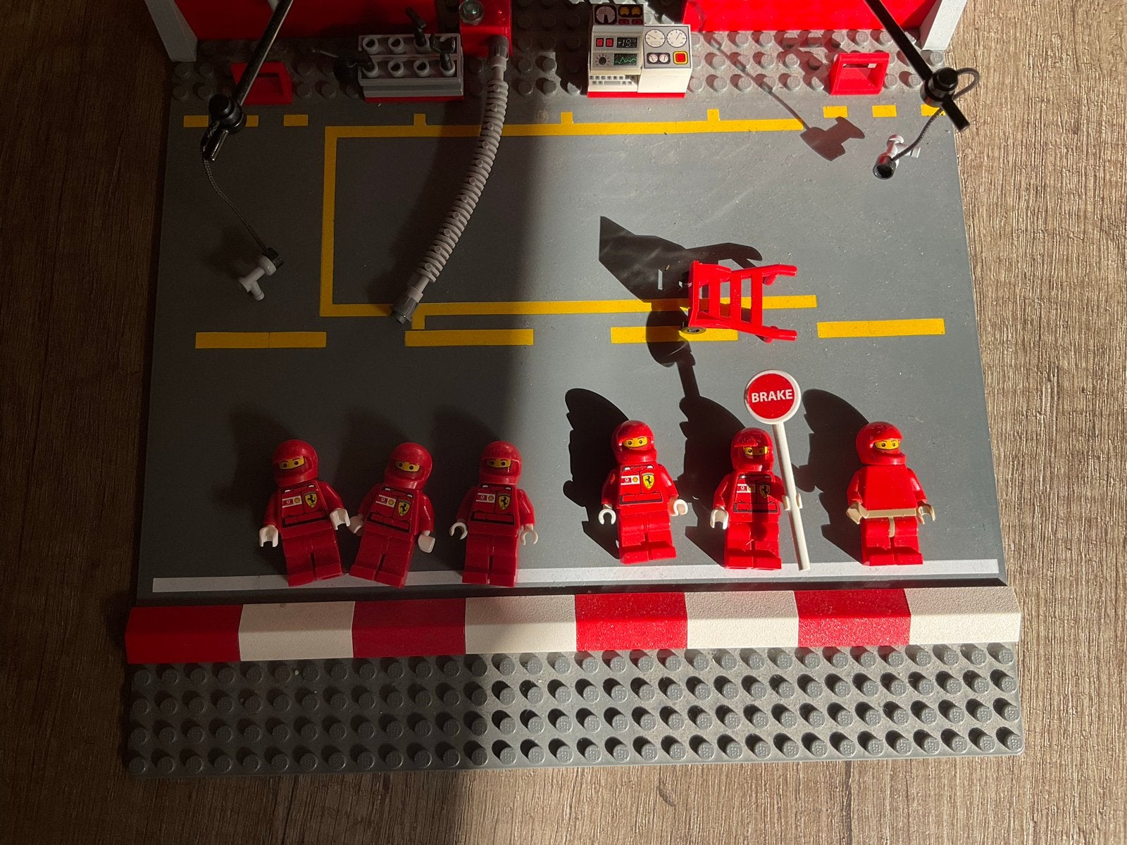 LEGO Racers 8375 Ferrari F1 Pit Set met auto en figuren, Ophalen of Verzenden, Zo goed als nieuw, Overige merken